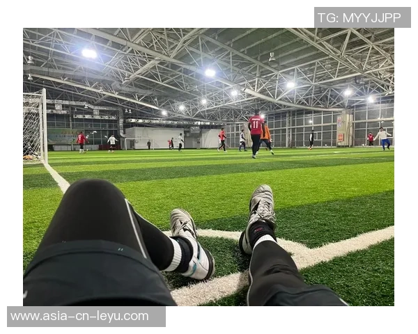 夏季足球运动短袖推荐助你尽享球场激情与舒适体验 夏季足球运动短袖推荐助你尽享球场激情与舒适体验